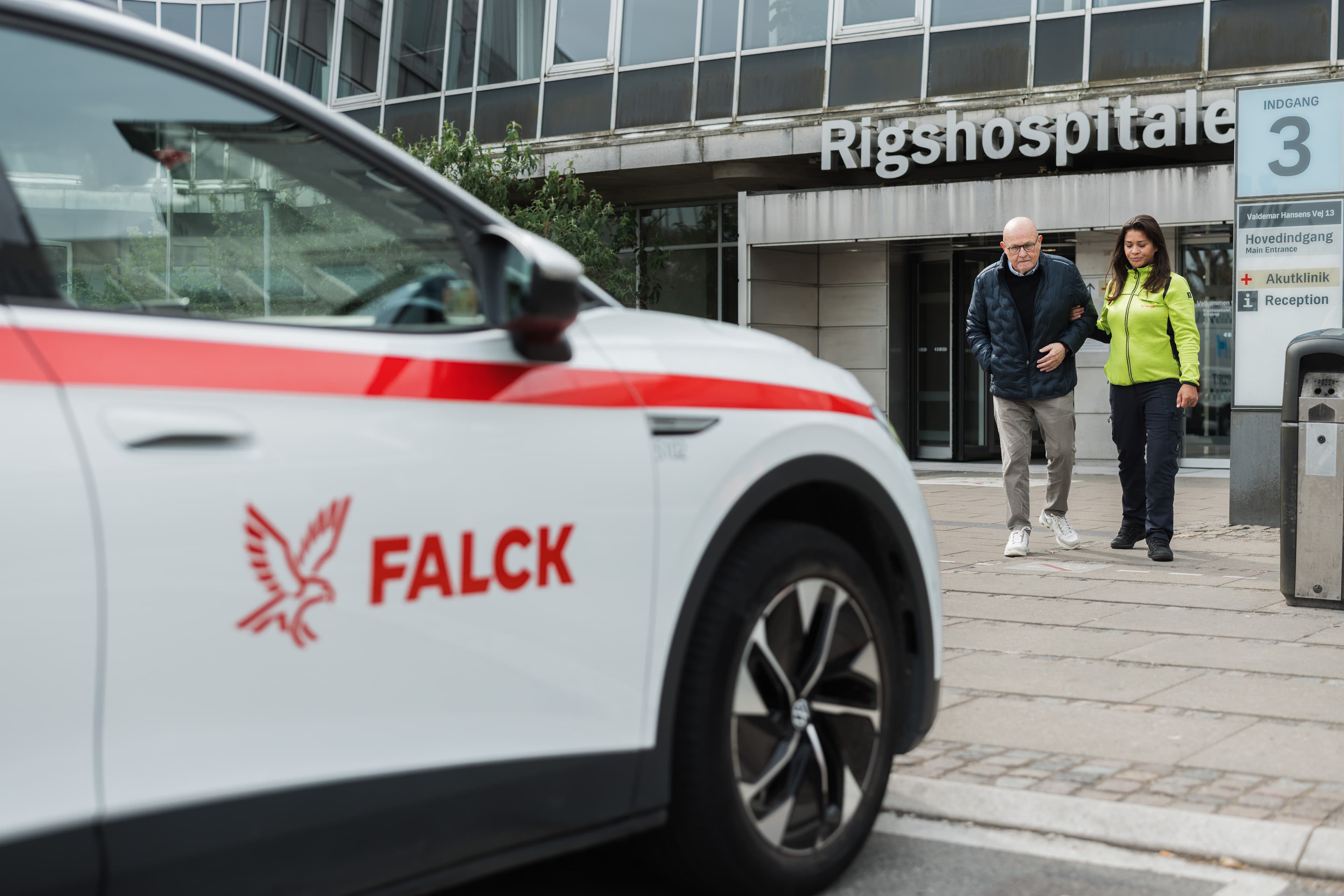 Falck Sygetransport holder klar ved sygehuset.