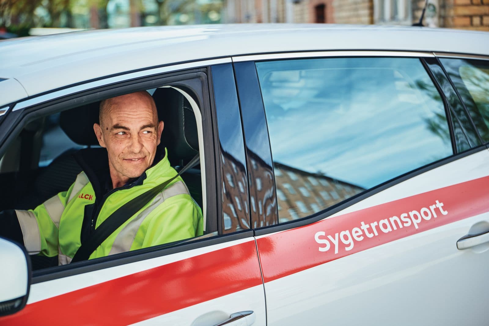 Falck sygetransport redder kører i bil.