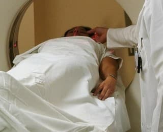 En kvinde får en CT-scanning hos sin læge som led i en undersøgelse.