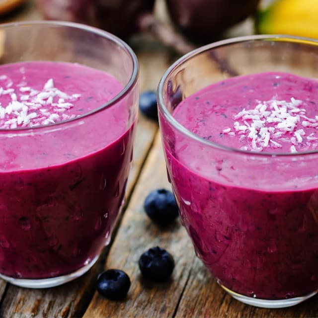 To glas fyldt op med smoothie.