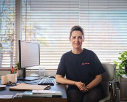 En Falck rådgiver sidder foran sin computer.