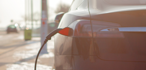 Billedet viser en elbil der bliver opladet.