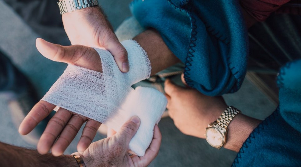 Førstehjælp til en hånd der har slået sig